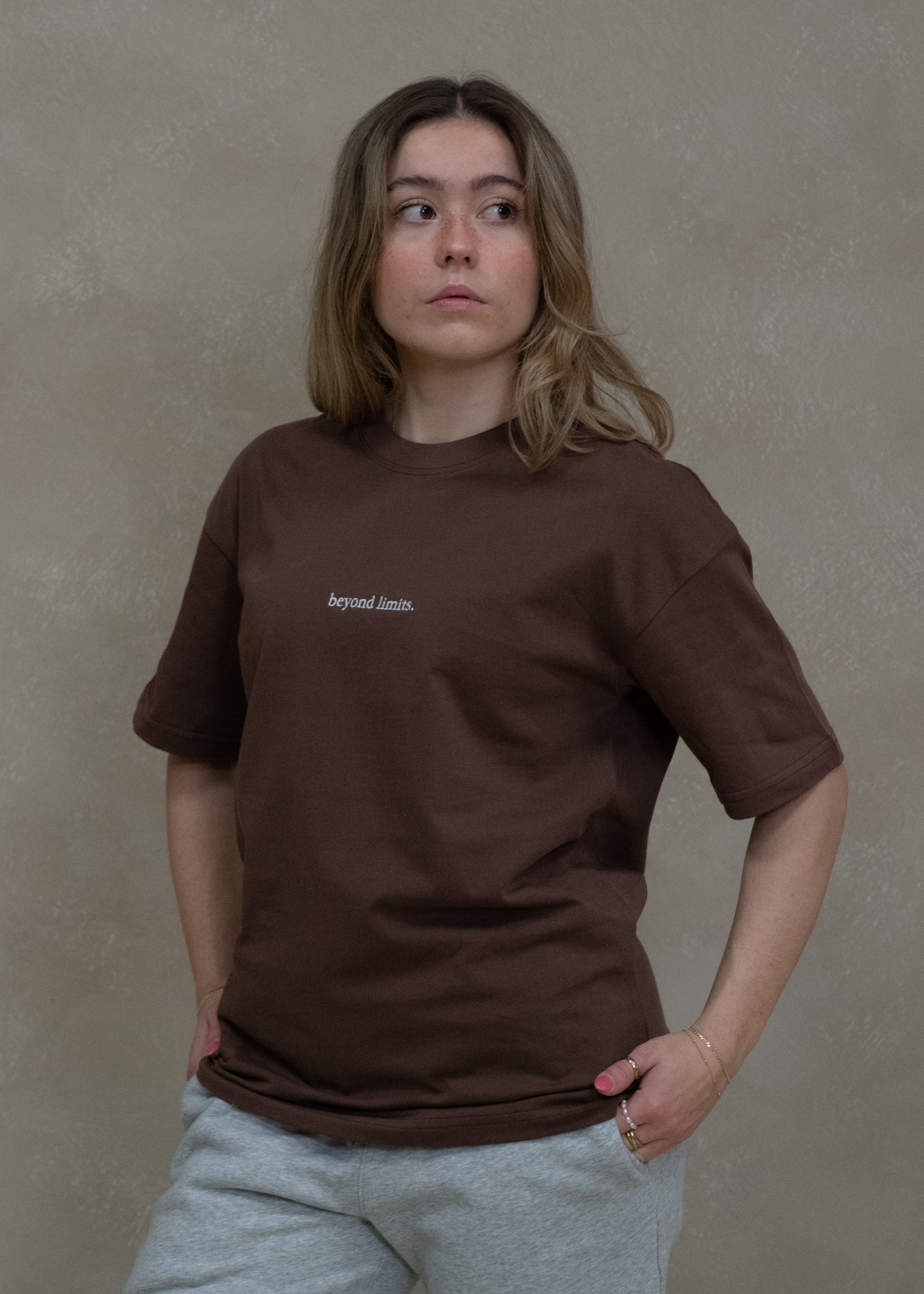 T-shirt oversize à pompes Beyond Limits marron